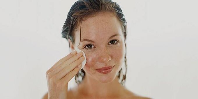 Aplicação de óleo na pele do rosto para rejuvenescimento