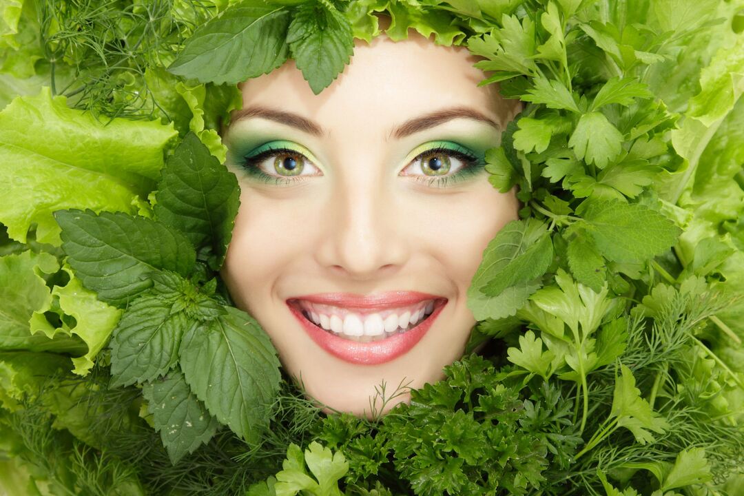Pele facial jovem, saudável e bonita através do uso de ervas calmantes