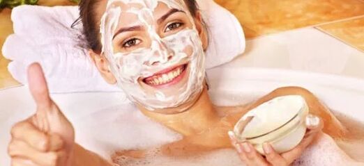 Máscaras faciais com creme de ácido ou creme